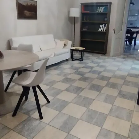 Appartamento Historic House 3 Minutes To Palazzo Reale By Interhome *