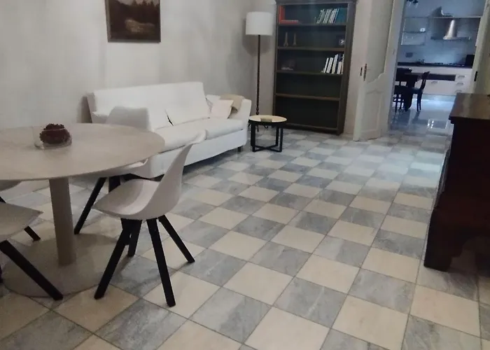 아파트 Apartment Historic House 3 Minutes To Palazzo Reale By Interhome *